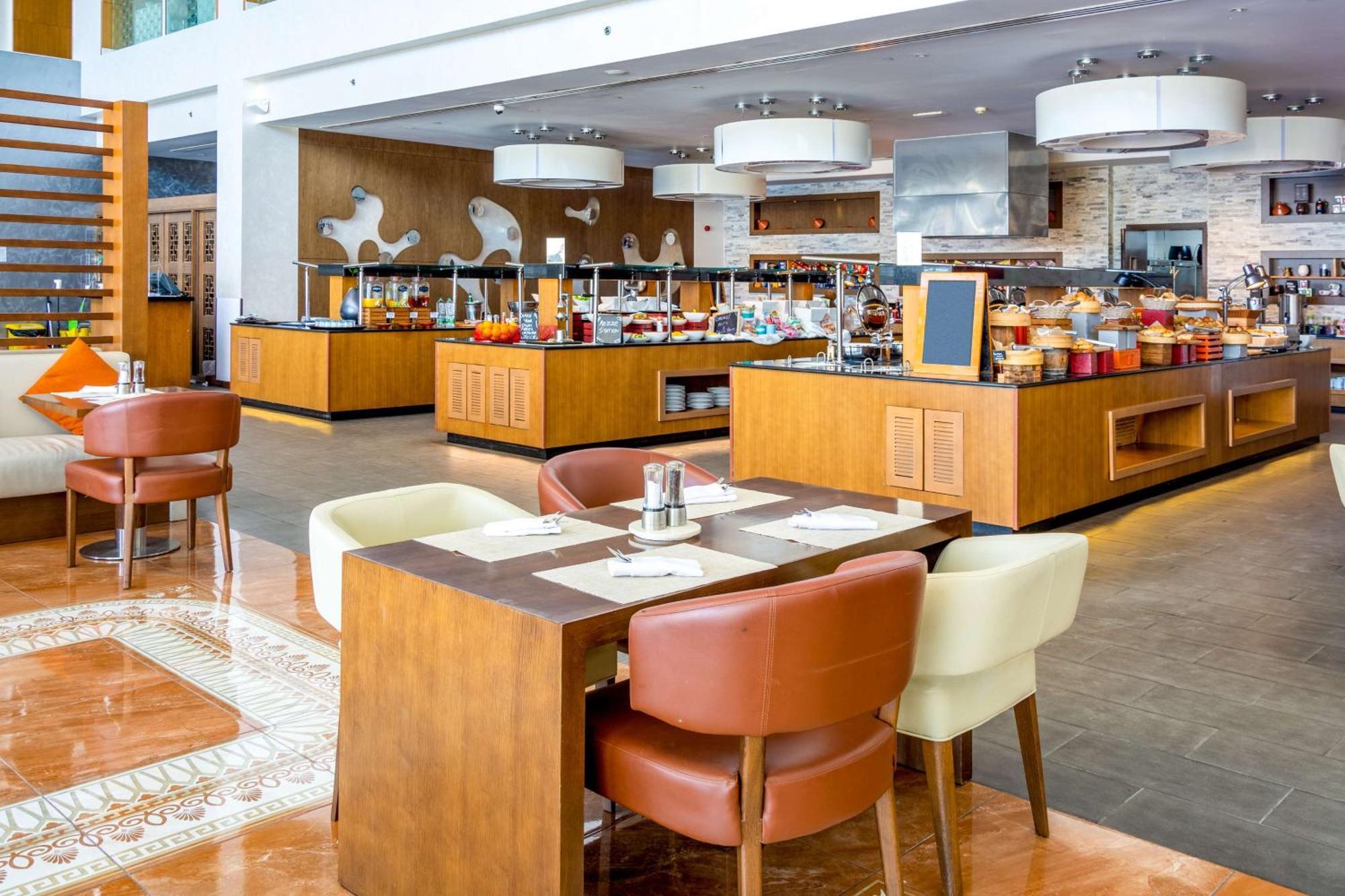 Radisson Blu Hotel & Resort, Сухар Екстериор снимка The restaurant at the airport
