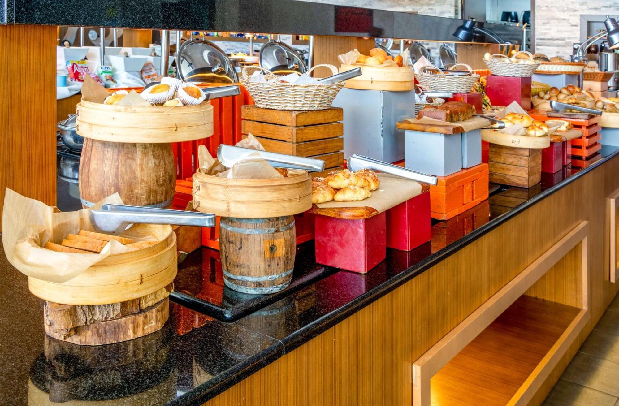 Radisson Blu Hotel & Resort, Сухар Екстериор снимка A dim sum buffet at a hotel in Singapore