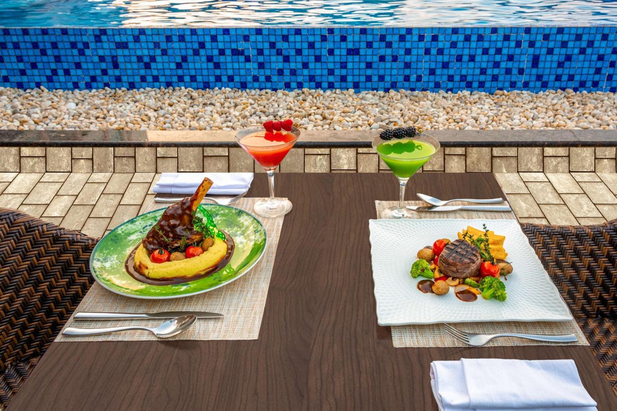 Radisson Blu Hotel & Resort, Сухар Екстериор снимка A meal at the poolside