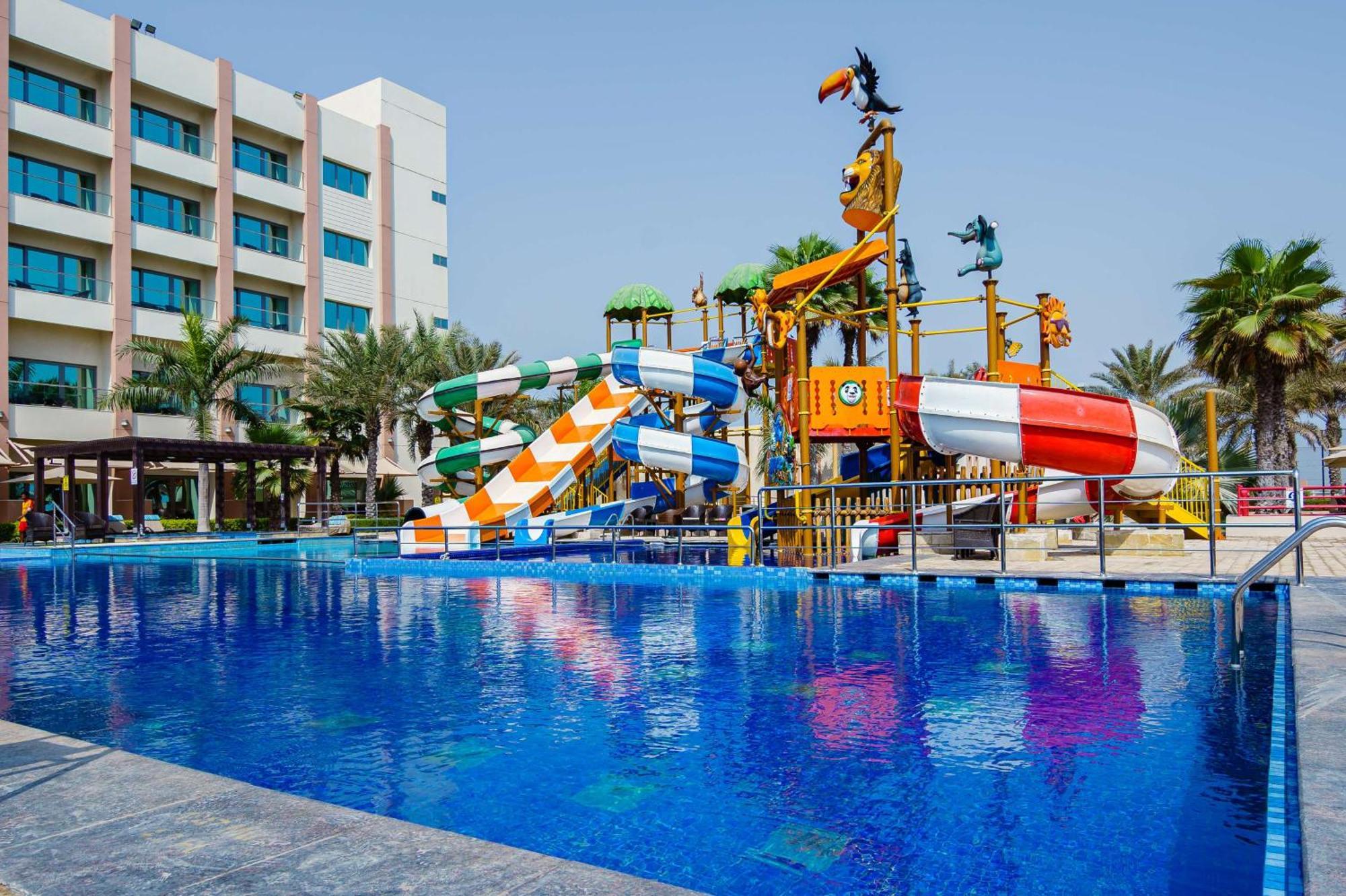 Radisson Blu Hotel & Resort, Сухар Екстериор снимка Splash the Sun and Snow Water Park